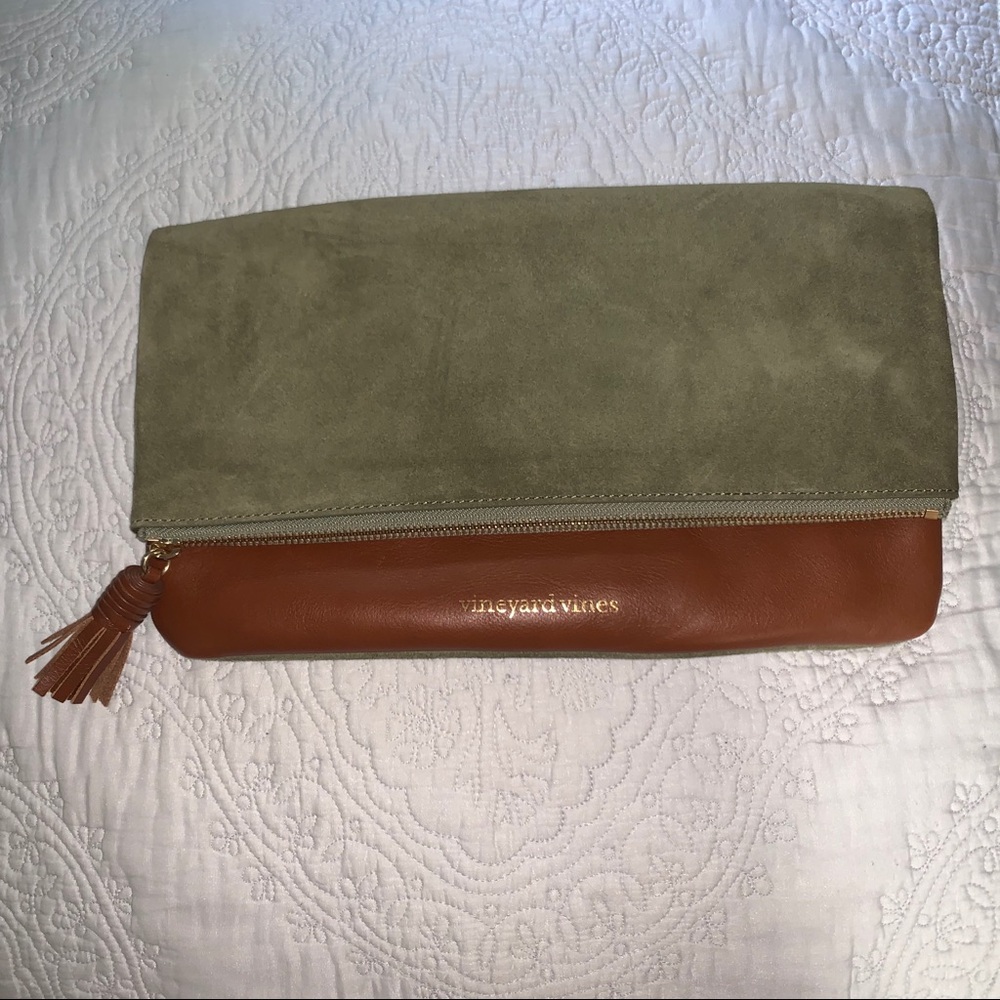 EUC Vineyard Vines Clutch